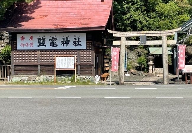 洞窟の神社