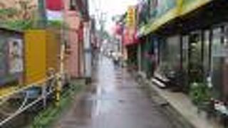 レトロ感あふれる商店街