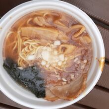 お昼はラーメン。