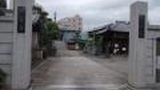 弘法大師六地蔵尊が祀られています。