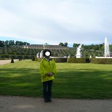 振り返ってサンスーシ宮殿(無憂宮)を見る