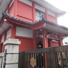 門からの本堂の様子です。