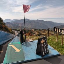 左側の黒いベルトの上に乗ります。