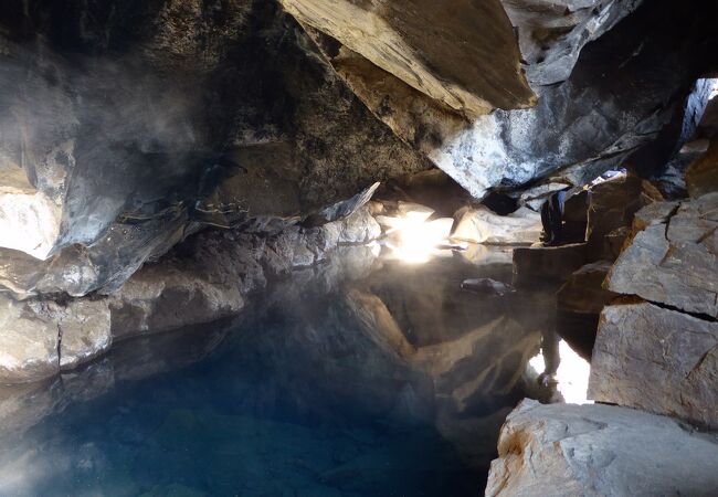 大地の割れ目の洞窟に湧く温泉