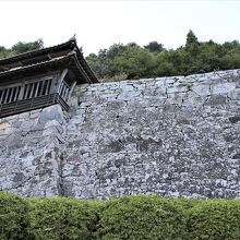 豪壮な石垣と楼門