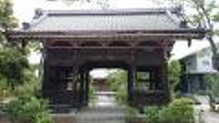 歌舞伎役者のお墓が多い