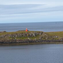 近くの島にも小さな灯台があります