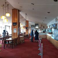 右側がパン屋さん、左側にテラスがあります。