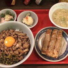 「魯肉飯と棒餃子のランチ」は、980円