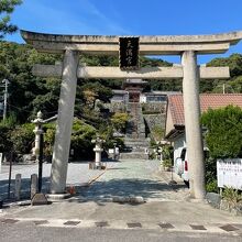 長い石段を登ります