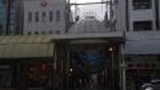 明かりが差し込む屋根の商店街