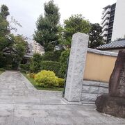 亀田鵬斎の墓があります。