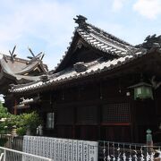 港町を見下ろす神社