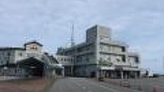 静かな港でした。