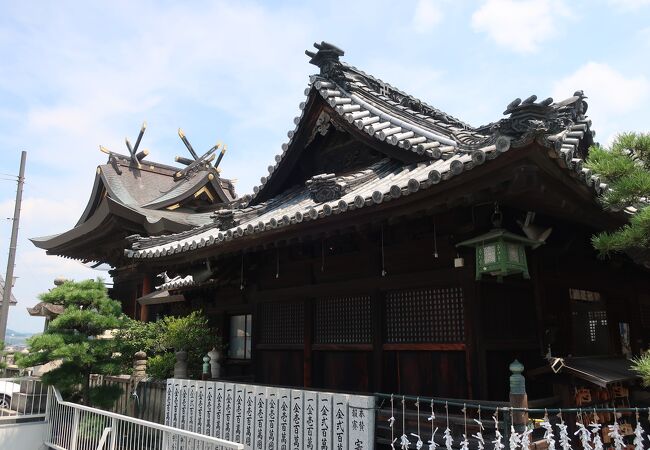 港町を見下ろす神社