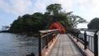 赤い橋とたらい船