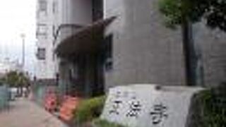 入り口の両脇にあんうんの像が置かれています。