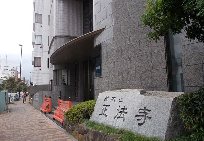 入り口の両脇にあんうんの像が置かれています。