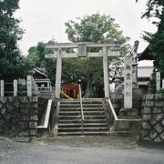 大友皇子を祀る移設された神社である。