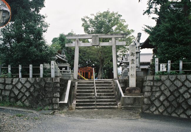 大友皇子を祀る移設された神社である。