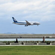 那覇空港に離着陸する飛行機をまじかに見ることができます