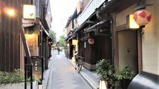 木屋町通りと先斗町通りの抜け道は、飲み屋さんの並ぶ細い細い路地・・