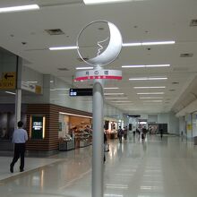 柱の上にオブジェがあります