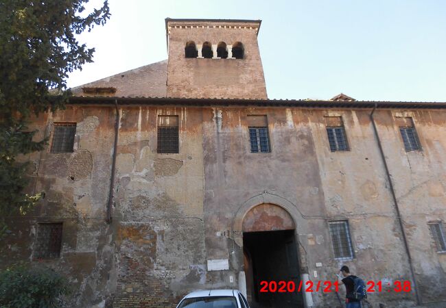 コロッセオとサン・ジョバンニ・イン・ラテラノ大聖堂の中間くらいに