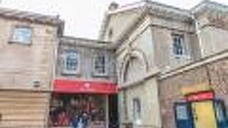 バッキンガム宮殿の近くにあります。