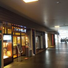 朝から開いているカフェもある