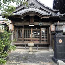 その奥に神社