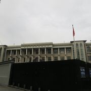ミナレットも取り払われて大規模修復工事中でした。
