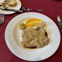 メイン・国産鶏もも肉のクラポーディーヌ、デミグラソースを添え