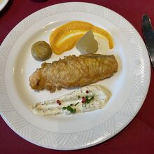 メイン・野菜詰めノルウェーサーモンのピカタ、粒入りマスタード