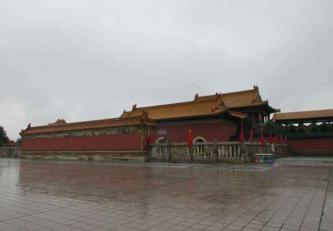 北京の故宮を思わせるような黄色の甍が特徴的でした。