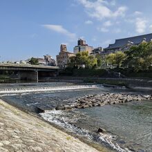 鴨川の河川敷からの四条大橋