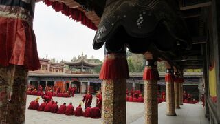 一般的には中国語で【タール寺】といった方が通じます。チベット仏教の問答修行は一見の価値あり。