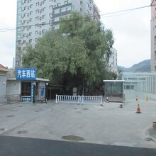 西バスターミナル入口