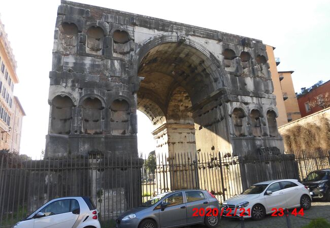 古代ローマのヤヌス神にちなんでヤヌスの四面門と呼ばれてます