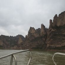 湖面を走るモーターボートからの風景