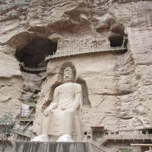 ひと際大きな弥勒佛像