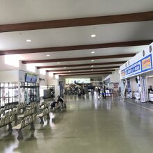 チケットカウンターと待合所