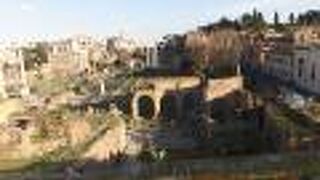 フォロロマーノ内の北西にあるカエサルが建てた会堂の遺跡