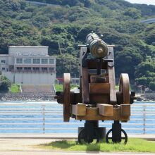 海峡を行き交う船を狙う大砲が据えられています