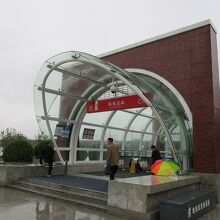 保税区駅のＤ出口。