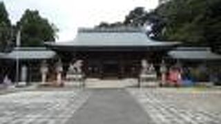 東山の麓に鎮座する神社