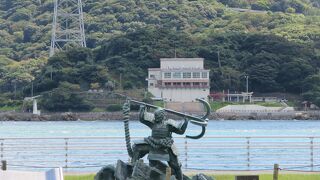 川の様に波立つ流れの向かい岸は九州です