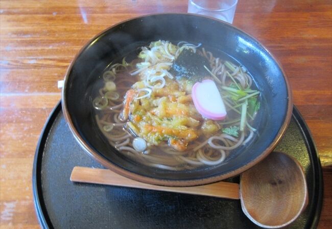 温泉街にある蕎麦屋