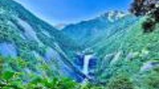 今まで見たことがないような感じの滝！