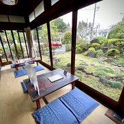 表参道の裏（成田山公園のほとり）にある、創業100年の鰻屋さん（古い料亭のような佇まいのお店／成田山）